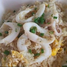 ข้าวผัดปลาหมึก