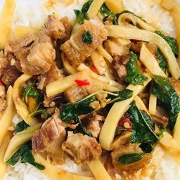 ข้าวกระเพราหน่อไม้ดองใส่หมูกรอบ