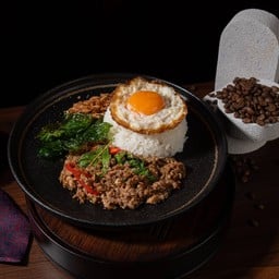 ข้าวกะเพราเนื้อ ไข่ดาว