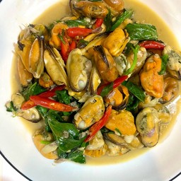 หอยแมลงภู่ผัดโหระพา