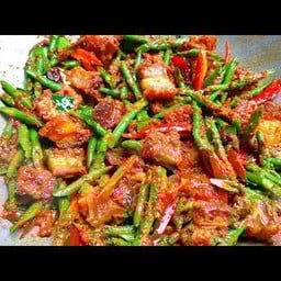 ผัดพริกแกงหมูกรอบ