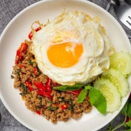 ข้าวกะเพราหมูสับไข่ดาว