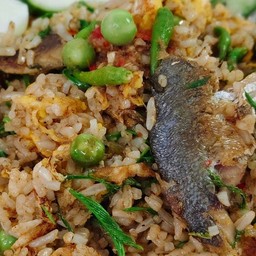 ข้าวผัดน้ำพริกป่าปลาทู