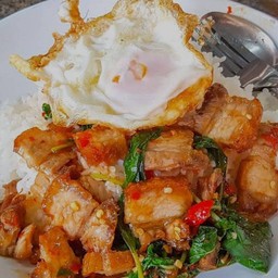 ข้าวกะเพราหมูกรอบไข่ดาว