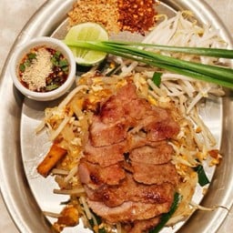 ผัดไทคอหมูย่าง