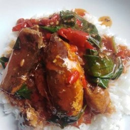 ข้าวกะเพราพริกแห้งปลากระป๋องโบราณ