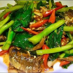 ข้าวคะน้าผัดปลากระป๋อง