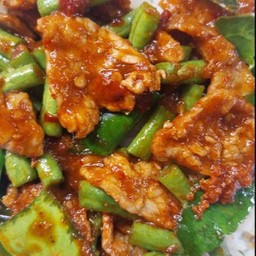 ข้าวราดผัดพริกแกงหมูถั่วฝักยาว