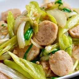 ข้าวผัดพริกสดลูกชิ้น