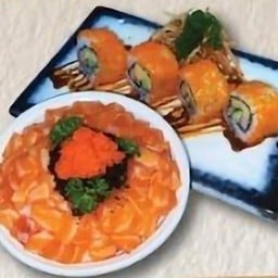 เซ็ทข้าวหน้าแซลม่อนหั่นเต๋าและแคลิฟอร์เนียมากิ