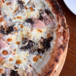 16. Cotto e Tartufata พิซซ่าแฮมและทรัฟเฟิล