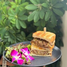PATTY MELT ( BEEF AND CHEESE MELT)