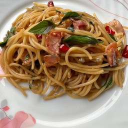 สปาเก็ตตี้ผัดพริกแห้งเบคอน