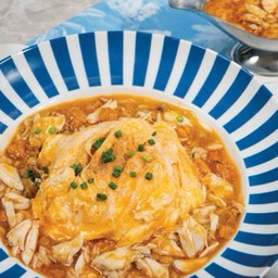 ข้าวไข่ข้นซอสไข่ปูและเนื้อปู