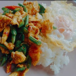 ข้าวผัดพริกแกงหมูไข่ดาว