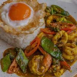 ข้าวผัดพริกแกงทะเลไข่ดาว