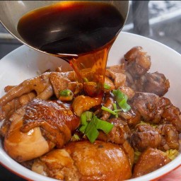 เตี๋ยวไก่ตุ๋นลูกแม่นาง-ฉลองกรุง