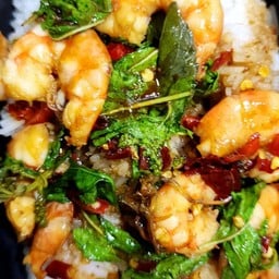 กะเพรากุ้งราดข้าว