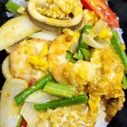 ผัดผงกะหรีกุ้ง ปลาหมึกราดข้าว