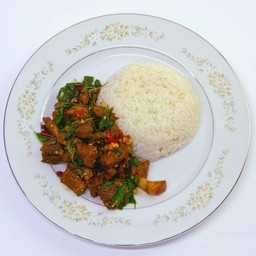 ข้าวราดผัดกะเพราบะเต็ง