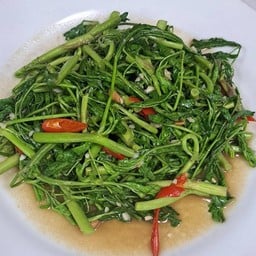 ผัดกระเฉดไฟแดง