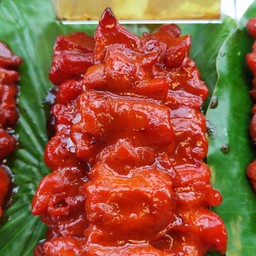 ไก่แดงราดซอสหวาน3ไม้+ข้าวเหนียว1ห่อ