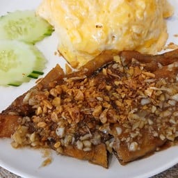 ข้าวปลาไข่ซอสกระเทียม