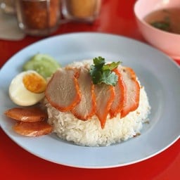 จิน ก๋วยเตี๋ยวต้มยำกากหมู  ข้าวมันไก่สิงคโปร์ บะหมี่ หมูย่างเตาถ่าน จิน บะหมี่ หมูย่างเตาถ่าน ข้าวมันไก่สิงคโปร์