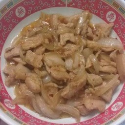 หมูชิ้นผัดหอมใหญ่ราดข้าว