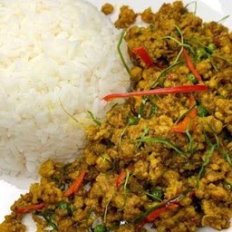 คั่วกลิ้งไก่สับ ราดข้าว