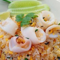 ข้าวผัดปลาหมึก