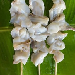 ปลาหมึกย่าง (ทีเด็ดที่น้ำจิ้ม  อร่อยล้ำไม่ซำ้ใคร) ตลาดโกสุมรวมใจ