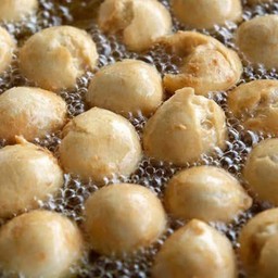 ญาหยี ลูกชิ้นนึ่ง-ทอด/หมึกย่าง-เฟรนช์ฟรายส์เขย่า ตลาดบ้านนิคมท้ายห้วยวังนอง