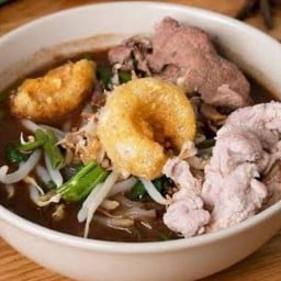 ก๋วยเตี๋ยหมูน้ำตกย่าเรียม