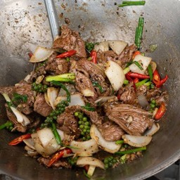 ผัดพริกไทยดำ ราดข้าว