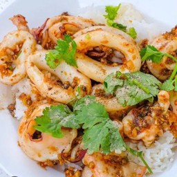 ข้าวปลาหมึกผัดกระเทียม