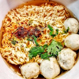 ต้มมาม่า รสต้มยำ+ใส่ลูกชิ้นหมู 6 ลูก (มาม่า1ซอง)