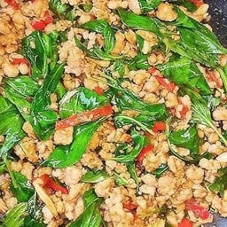 ข้าวหมูสับผัดใบโหระพา