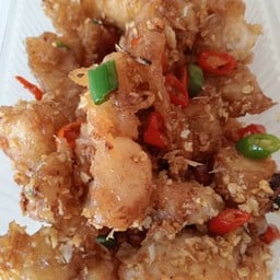 ข้าวทอดกระเทียม พริกสด ไก่กรอบ