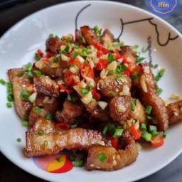 ข้าวราดสามชั้นคั่วพริกเกลือ