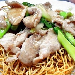 ราดหน้าบะหมี่กรอบ หมู