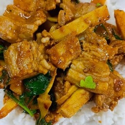 พริกแกงหน่อไม้หมูสามชั้น(ราดข้าว)