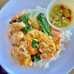 ข้าวไข่ขยี้กุ้งใบโหระพา