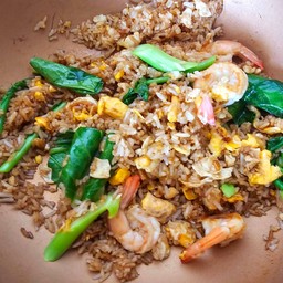 ข้าวผัดกุ้ง (ผัดแบบโบราณใส่คะน้าซีอิ้วดำ)