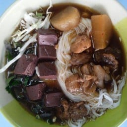 ข้าวปุ้นน้ำวัวยายแล่ม(รับประกันความแซ่บ) นครพนมข้างสถานีตำรวจน้ำติดสนามตระกร้อ