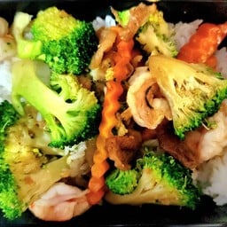 ผัดบล็อคโคลี่กุ้งราดข้าว