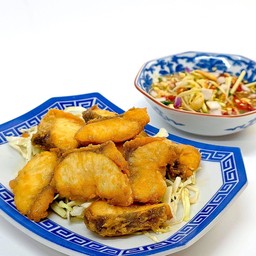 ข้าวราดปลากระพงทอดราดน้ำปลา