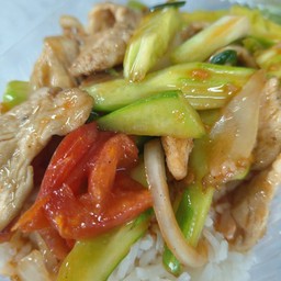 ผัดเปรี้ยวหวานหมูราดข้าว