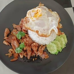 ข้าวหมูกระเทียม