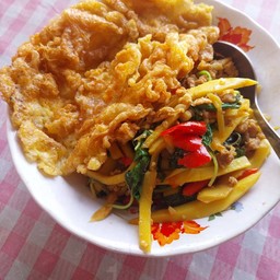 กะเพราหมูชิ้นหน่อไม้ ราดข้าว+ไข่เจียว